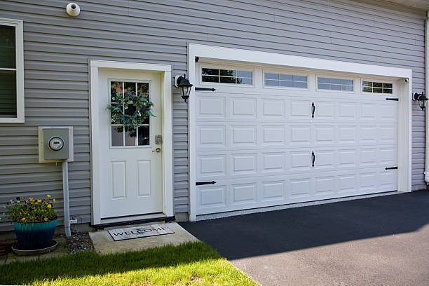 24/7 Emergency Garage Door Panel Replacement experts in New London, WI